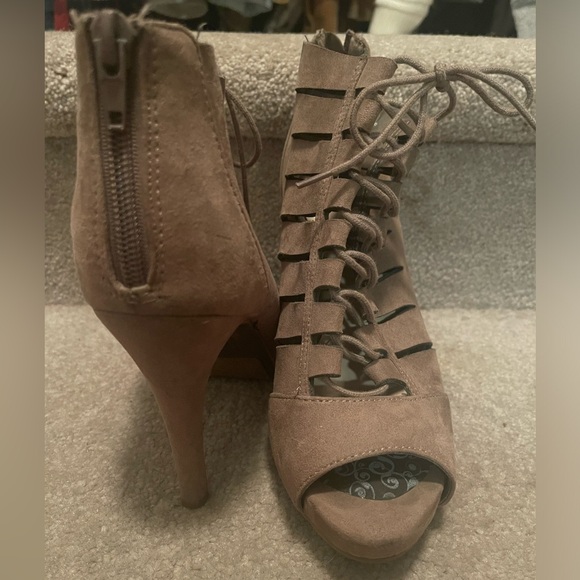 Fergalicious tan lace up heel 8.5 - Picture 2 of 5